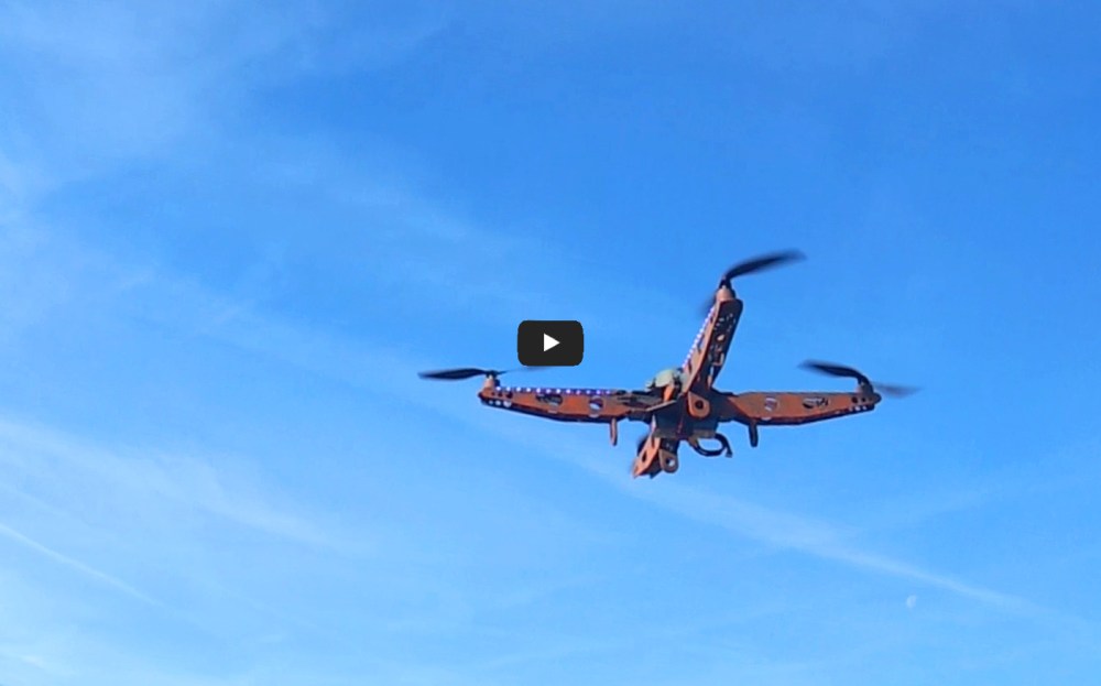 RostHopper am Himmel mit Play Button 01